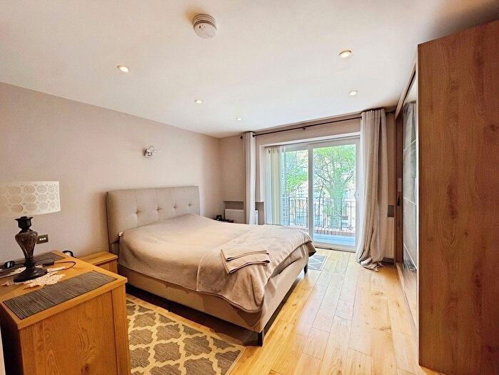 Studio To Rent In Chiswick High Road, London, W4