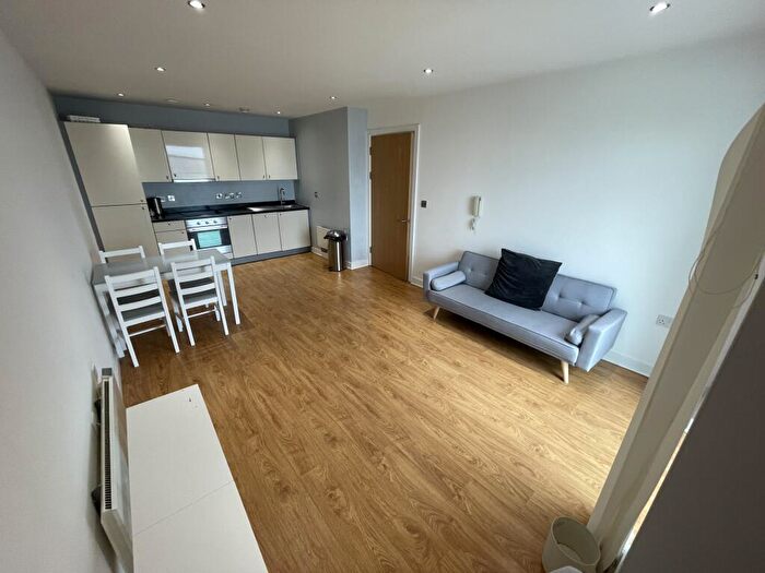 2 Bedroom Apartment To Rent In Princes Parade, L3