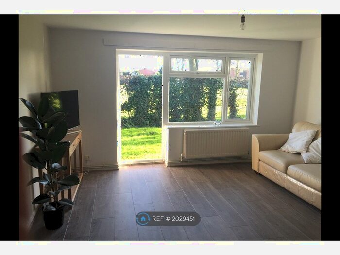 2 Bedroom Maisonette To Rent In Harrogate Court, Slough, SL3