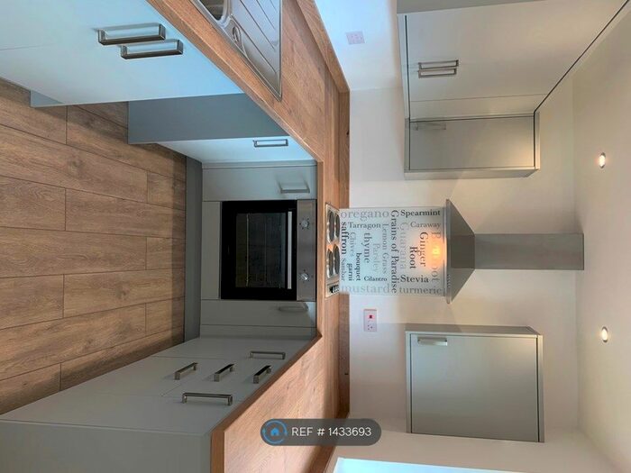 2 Bedroom Flat To Rent In Ferndown Court, Alton, GU34