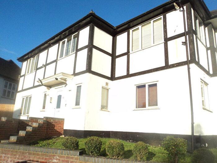 2 Bedroom Flat To Rent In Highfield Avenue, Golders Green, London, NW11