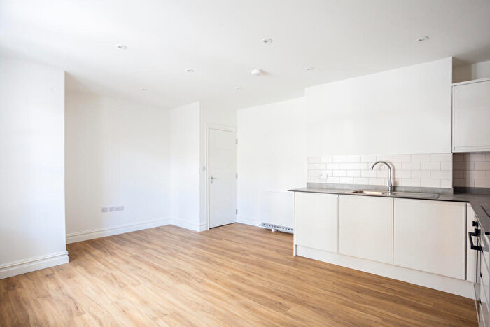 1 Bedroom Flat To Rent In Langley Road, Surbiton, Surrey, KT6