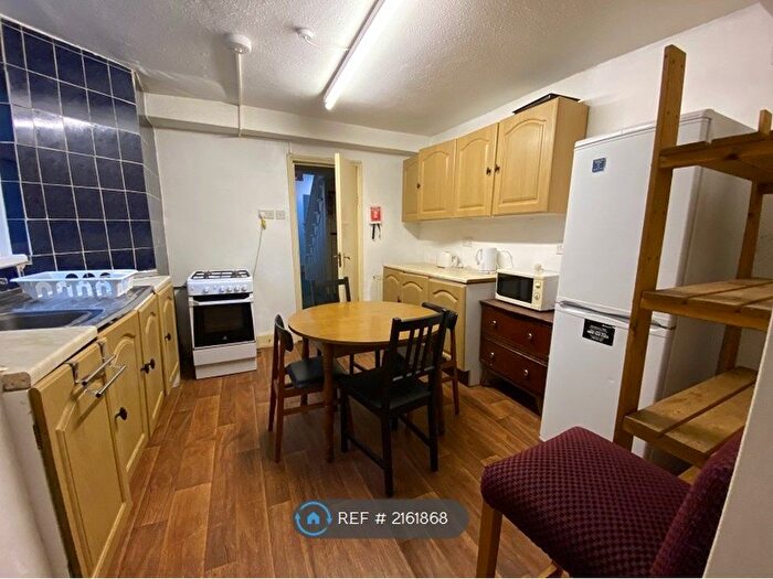 4 Bedroom Flat To Rent In Hamlets Way, London, E3