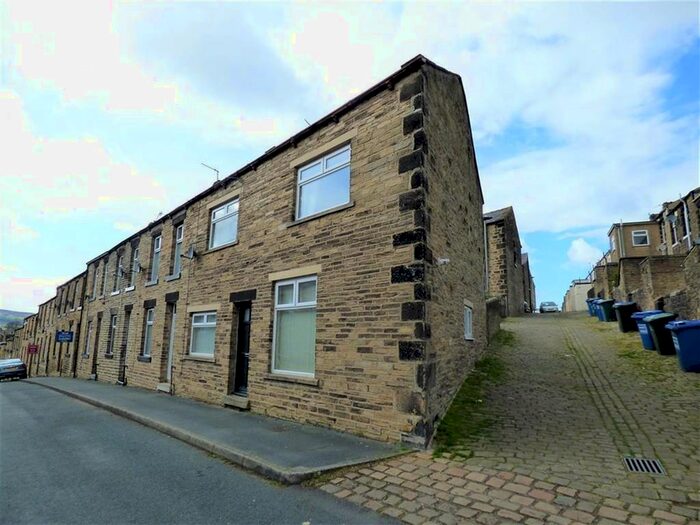 3 Bedroom End Of Terrace House To Rent In Russell Street, BD23