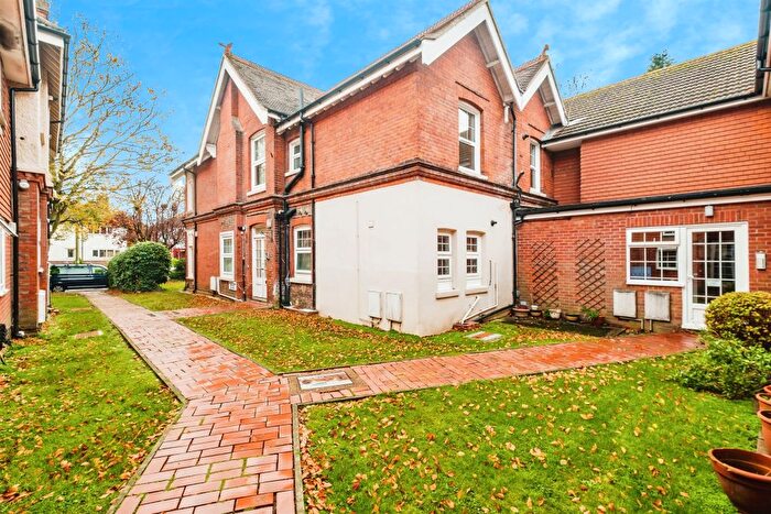 2 Bedroom Flat For Sale In Bulkington Avenue, Worthing, BN14