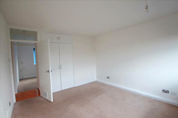 2 Bedroom Flat To Rent In Blunesfield, Potters Bar, Potters Bar, EN6