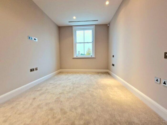 2 Bedroom Flat For Sale In Camlet Way, London, EN4