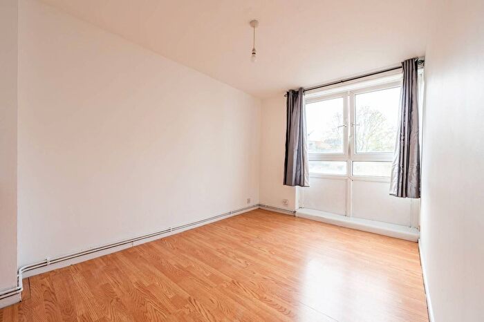3 Bedroom Maisonette For Sale In Rounton Road, Bow, London, E3