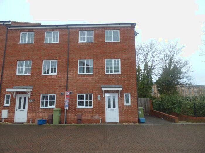 4 Bedroom Town House To Rent In Downing Close, Bletchley, MK3