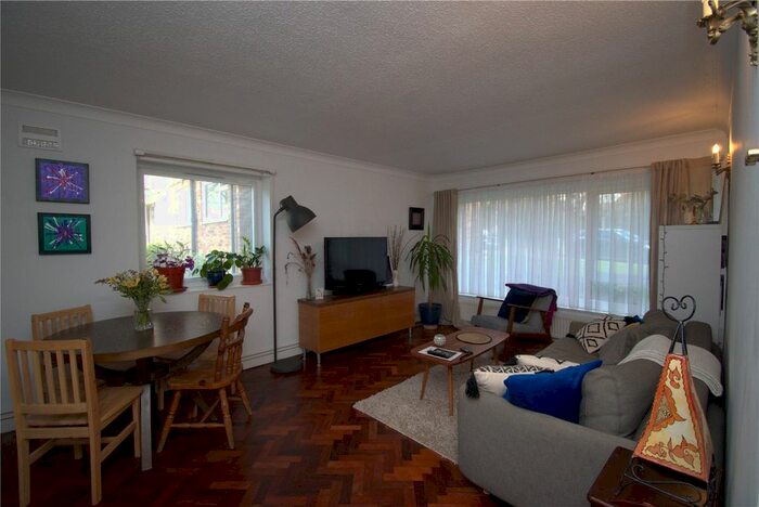 2 Bedroom Flat To Rent In Cedar Drive, London, N2