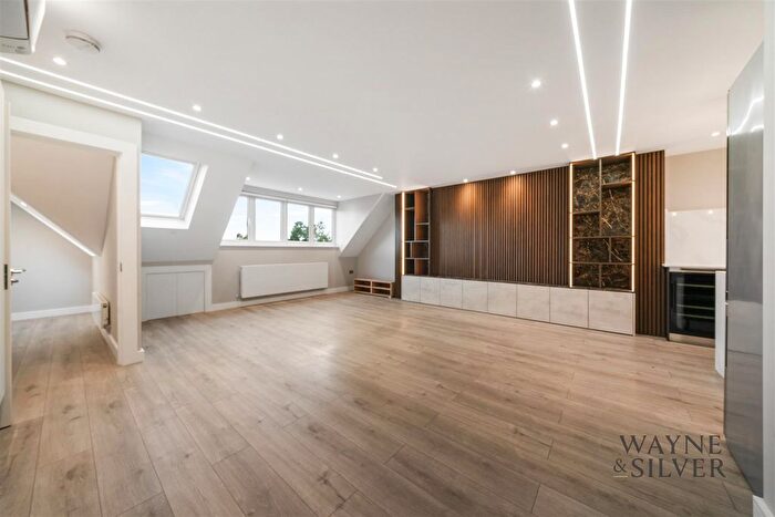 3 Bedroom Flat To Rent In The Ridgeway, London, NW11