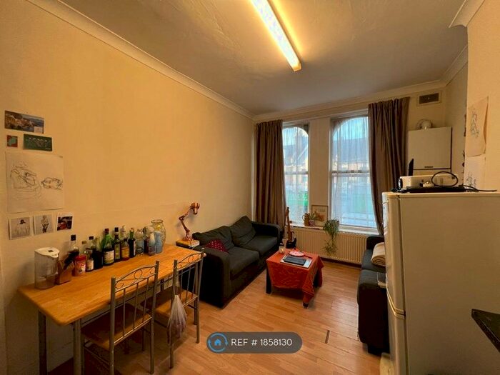 3 Bedroom Flat To Rent In Haringey, Haringey, N8