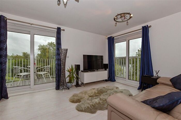 2 Bedroom Flat For Sale In The Lakes, Larkfield, Kent, ME20