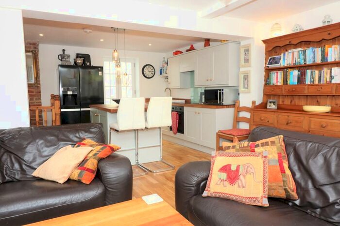 2 Bedroom Flat For Sale In High Street, Eastry, CT13
