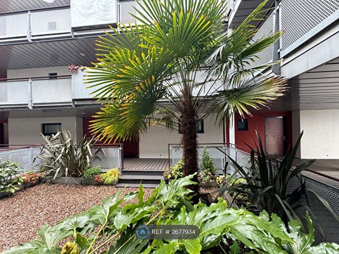 2 Bedroom Flat To Rent In Park View, Cardiff, CF10