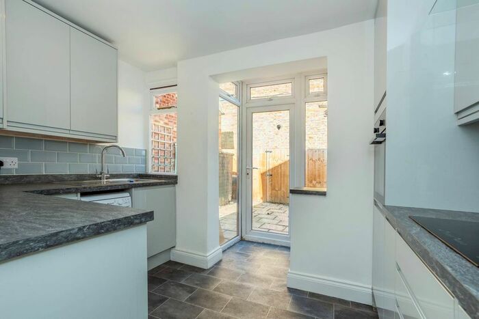 2 Bedroom Flat To Rent In Smeaton Road, Southfields, London, SW18