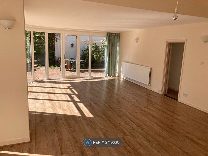 2 Bedroom Flat To Rent In Doughty Street, London, WC1N