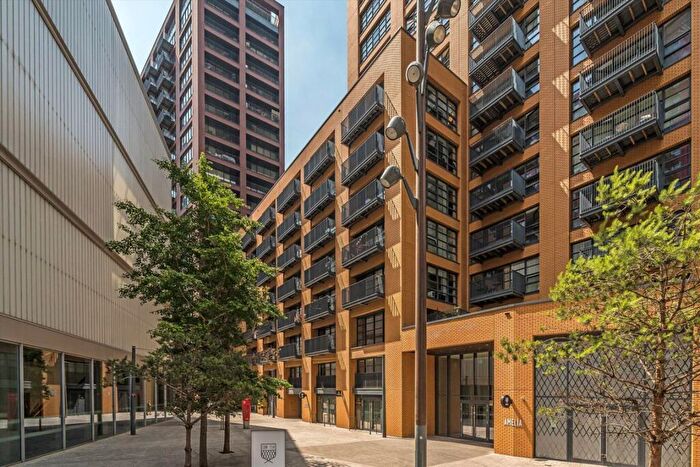 3 Bedroom Flat To Rent In Lyell Street, Lyell Street, E14