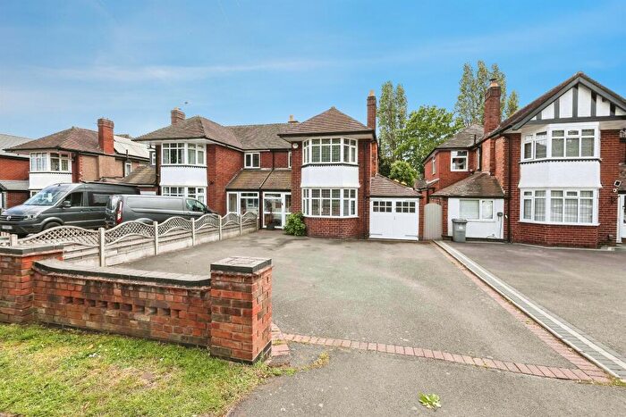 3 Bedroom Semi-Detached House For Sale In Bradford Road, Birmingham, B36