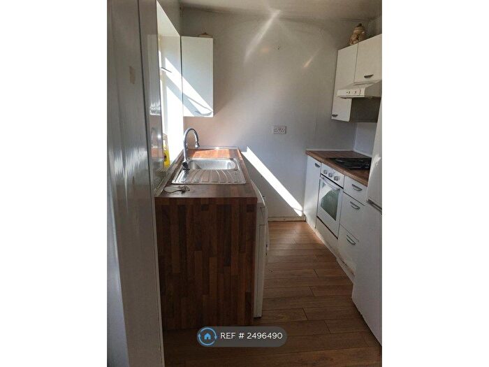 4 Bedroom Semi-Detached House To Rent In Hoyle Ave, Newcastle Upon Tyne, NE4