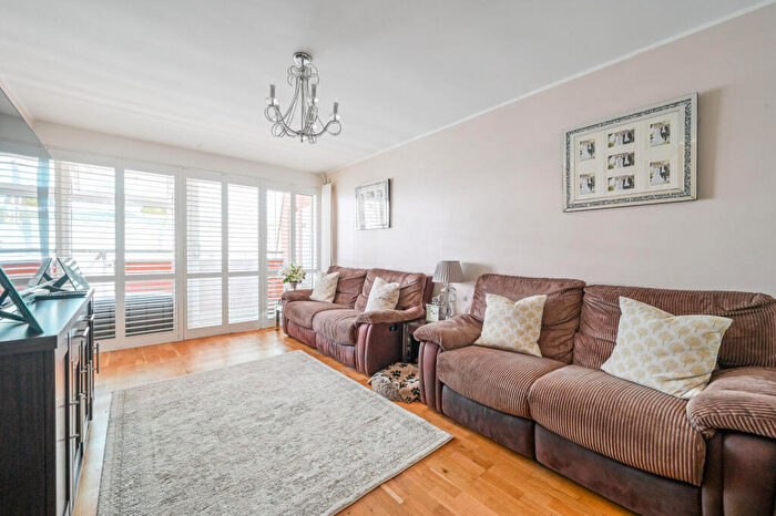 2 Bedroom Flat For Sale In Anglesey House, Tower Hamlets, London, E14