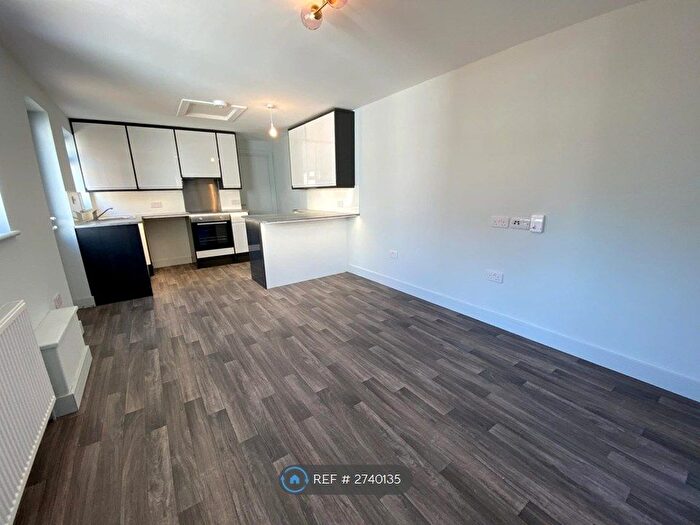 2 Bedroom Bungalow To Rent In Longfleet Road, Poole, BH15