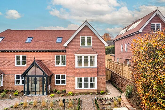 4 Bedroom End Terrace House For Sale In Hollymeoak Road, Coulsdon, CR5