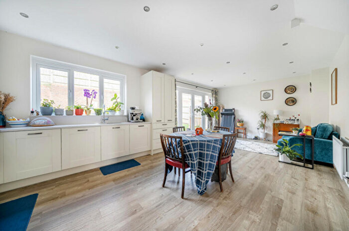 4 Bedroom Detached House For Sale In Minstrel Close, Alton, Hampshire, GU34
