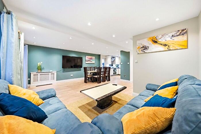 5 Bedroom House To Rent In Wickets Way, Ilford, London, IG6