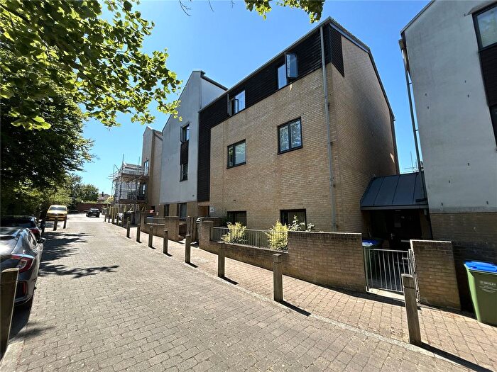 2 Bedroom Flat For Sale In Davis Way, Sidcup, DA14