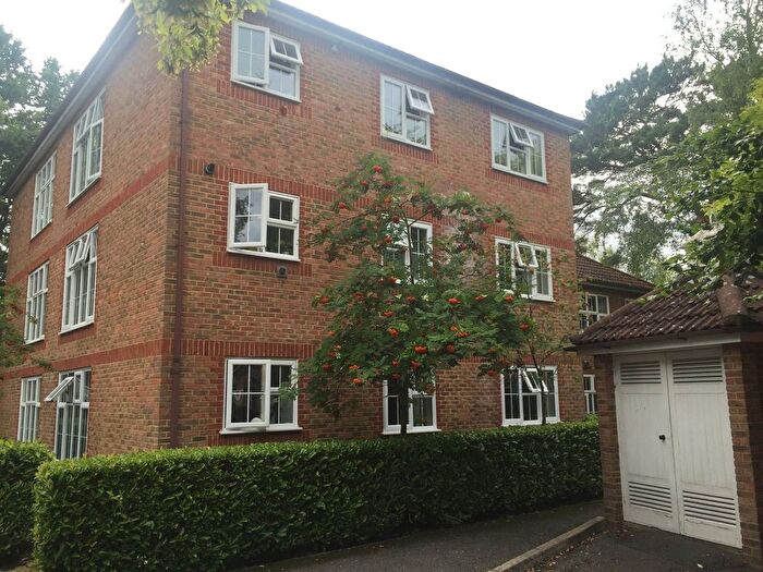 2 Bedroom Flat To Rent In Irvine Place, Virginia Water, GU25