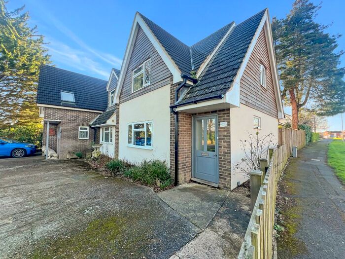 4 Bedroom Semi-Detached House To Rent In Rownhams Lane, North Baddesley, SO52