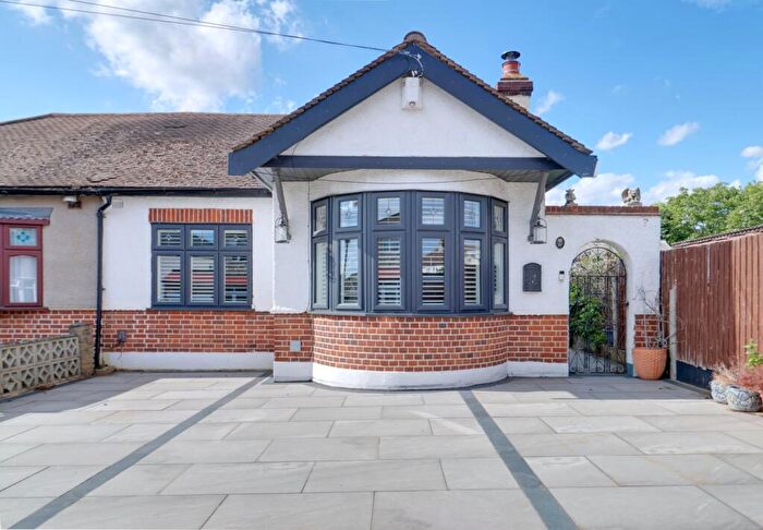 3 Bedroom Semi-Detached Bungalow For Sale In Toplands Avenue, Aveley, South Ockendon, RM15
