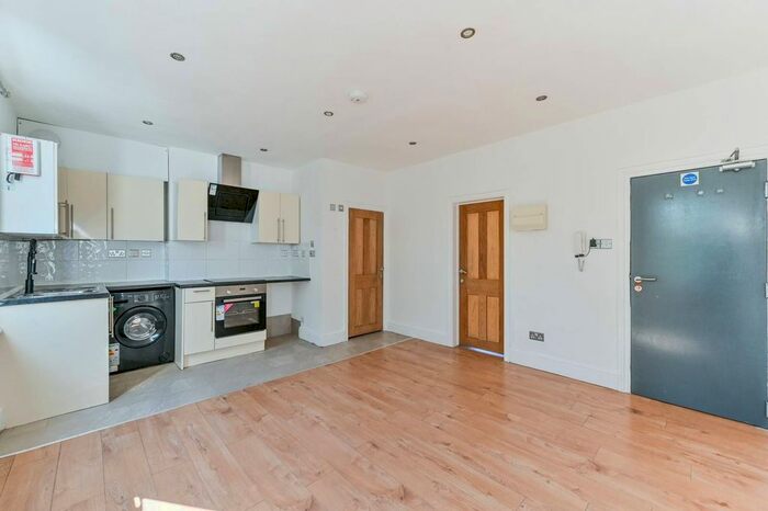 1 Bedroom Flat To Rent In London Road, Hackbridge, Wallington, SM6