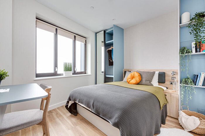 Flat To Rent In College Road, Croydon, CR0