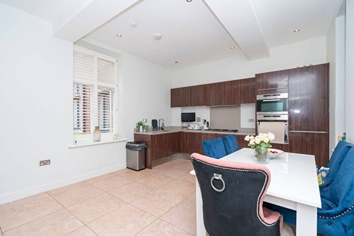 2 Bedroom Flat To Rent In Royal Connaught, Watford, Bushey, WD23