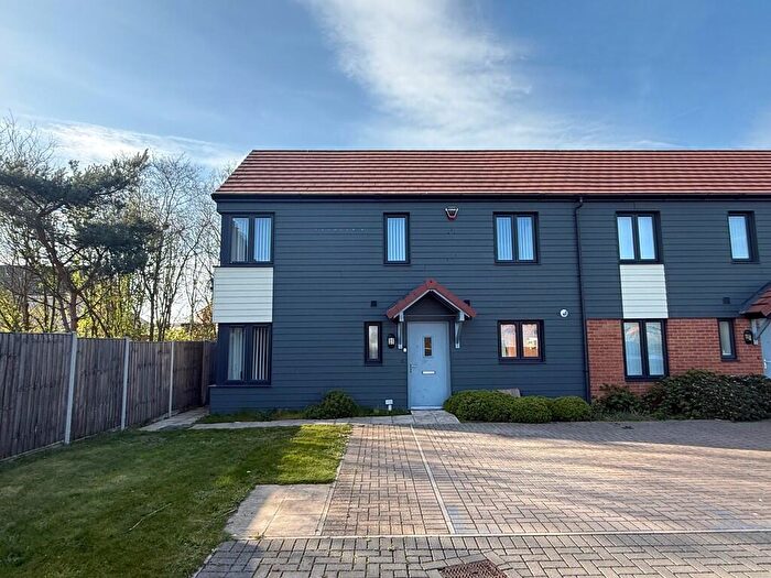 3 Bedroom End Of Terrace House To Rent In Wainscot Drive, Bradwell, NR31