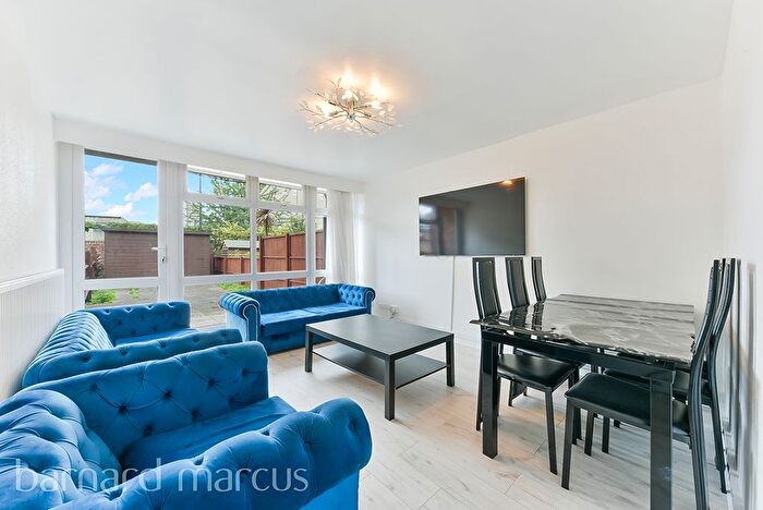 3 Bedroom Flat To Rent In Carey Gardens, Battersea, SW8