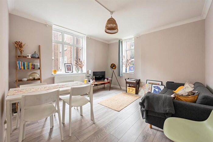 2 Bedroom Flat To Rent In Shacklewell Lane, Hackney, E8