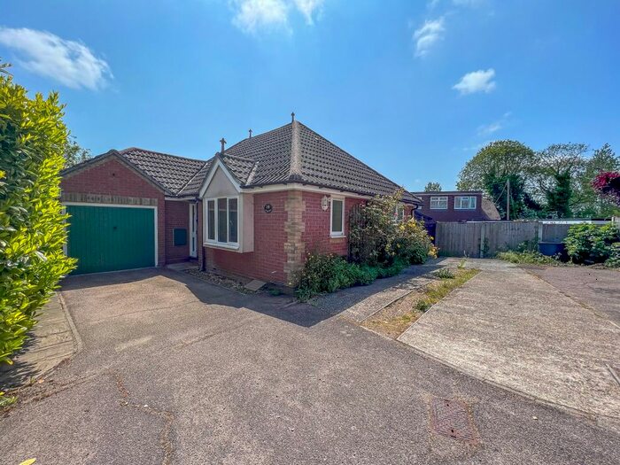 2 Bedroom Detached Bungalow For Sale In Wheatfields, Stambridge, Rochford, SS4