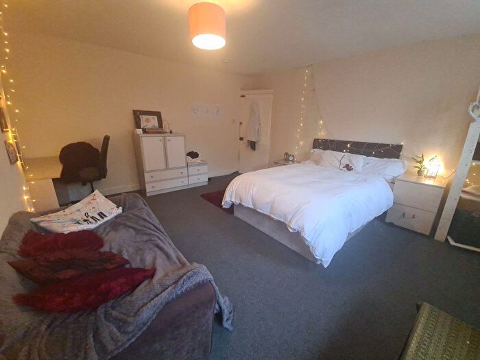 5 Bedroom Semi-Detached House To Rent In Victoria Road, Leeds, LS6