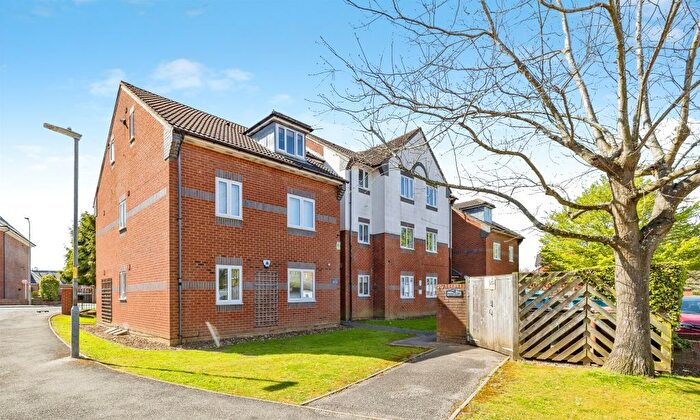 1 Bedroom Flat For Sale In Siskin Close, Bushey, WD23