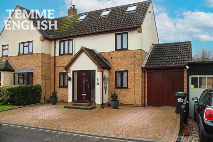 4 Bedroom Semi-Detached House For Sale In Woodberry Road, Wickford, SS11