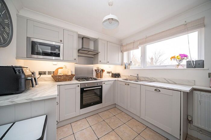 2 Bedroom Flat For Sale In Yew Tree Court, Boxmoor, HP1