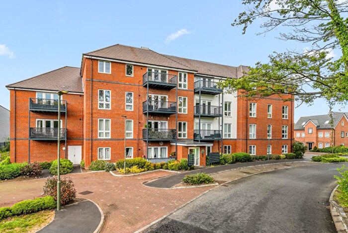 2 Bedroom Flat For Sale In Blackbess Lane, Chertsey, Surrey, KT16