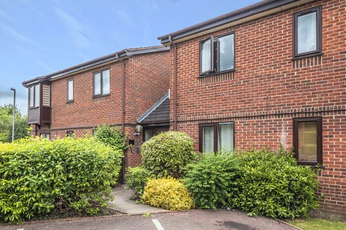 2 Bedroom Apartment To Rent In Poets Chase, Aylesbury, HP21