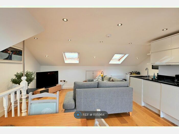 2 Bedroom Flat To Rent In Wallis Mews, London, N8