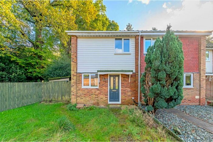 3 Bedroom End Of Terrace House To Rent In Knightswood, RG12