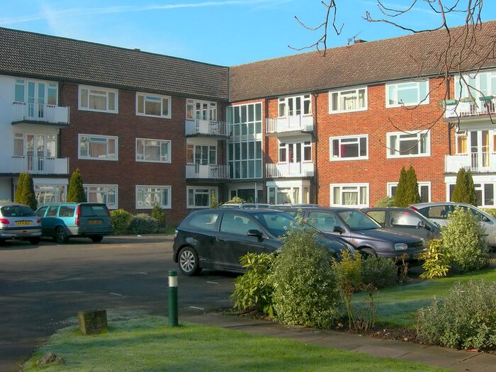 2 Bedroom Flat To Rent In Lovelace Gardens, Surbiton, KT6