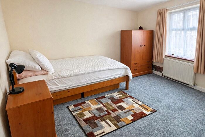 1 Bedroom Property To Rent In Gordon Road, Rochester, ME2